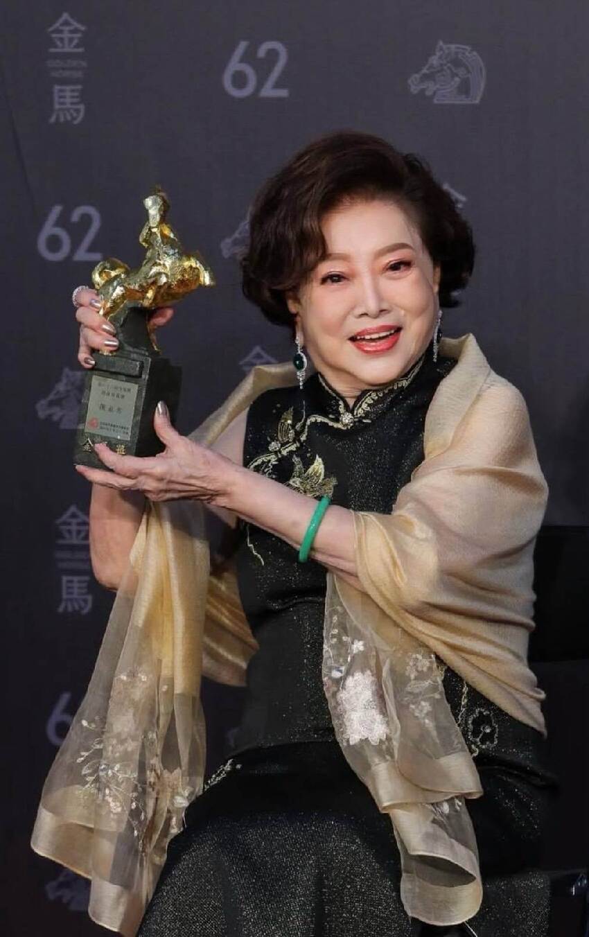 87歲還在租房！國民阿嬤「獨特理財法」曝光，堅持「用2個存摺」網全跪：演藝圈沒幾人能做到