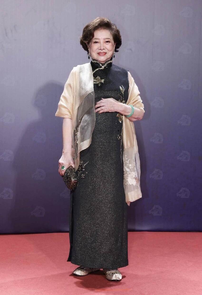 87歲還在租房！國民阿嬤「獨特理財法」曝光，堅持「用2個存摺」網全跪：演藝圈沒幾人能做到
