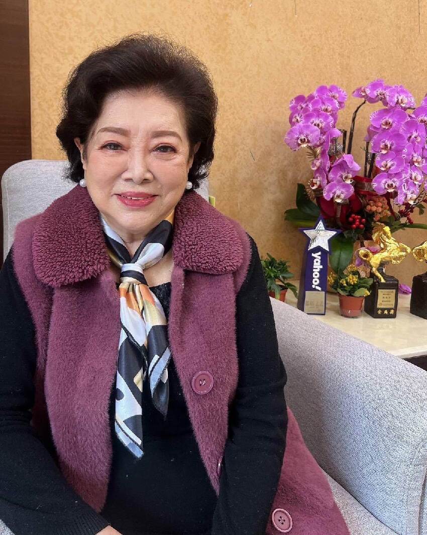 87歲還在租房！國民阿嬤「獨特理財法」曝光，堅持「用2個存摺」網全跪：演藝圈沒幾人能做到