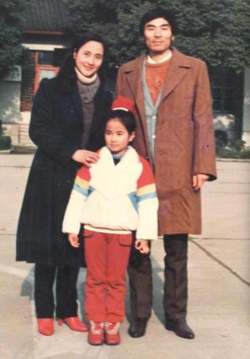 葉璇自曝父親離世正與保姆爭產，祖墳被對方偷走，父親仍未下葬