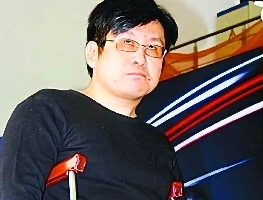 曾是「台灣歌王」，如今63歲滿頭白髮「出行做輪椅」，發新歌也無人問津。