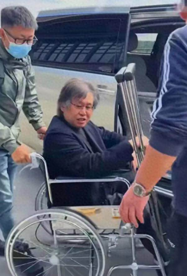 曾是「台灣歌王」，如今63歲滿頭白髮「出行做輪椅」，發新歌也無人問津。