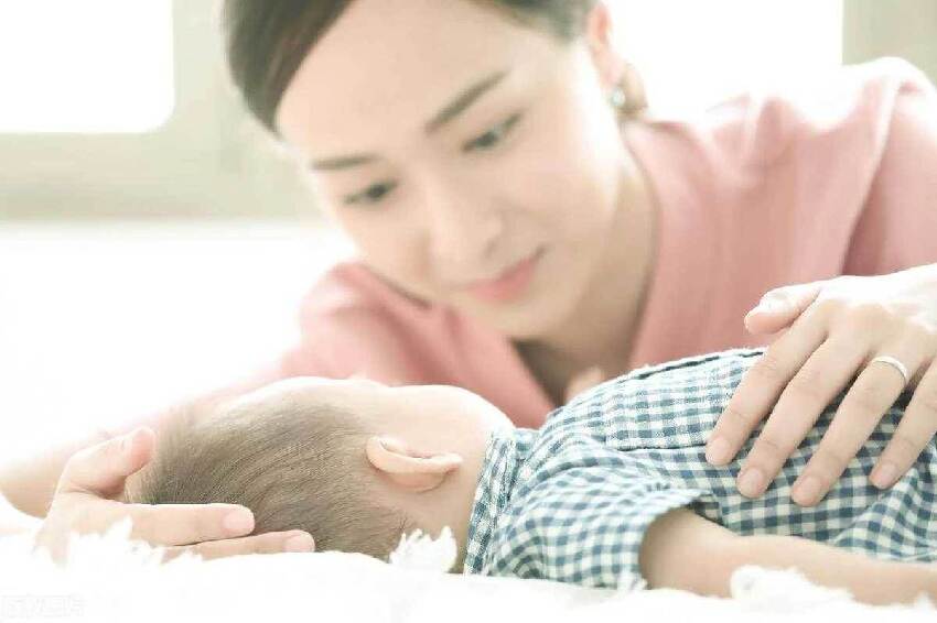 婆婆來幫忙帶孫子，老公卻不讓我中午回家吃飯，某天中午「我回家拿文件」打開門愣住了