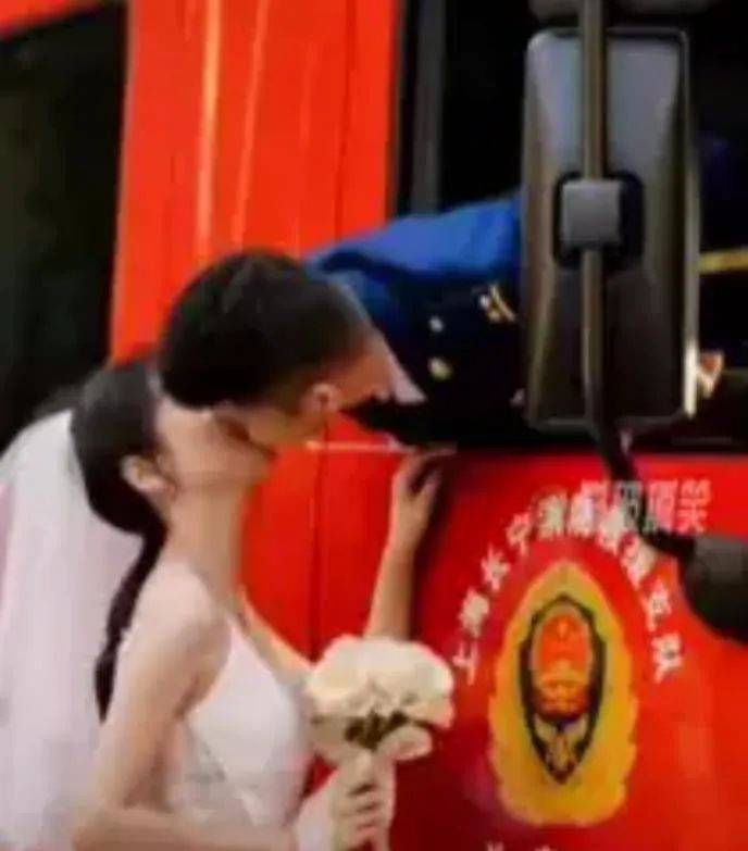 消防員為救輕生女意外拉掉褲子，手撐屁股，三個月後，兩人結婚了