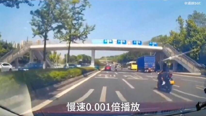 女網紅騎機車隧道內發生意外：飆車撞向路沿，穿短褲不佩戴護具！