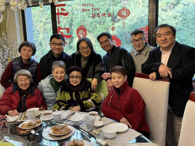 96歲白雪仙年初一在千尺豪宅設宴！巨型鮑魚待客，眾愛徒上門拜年