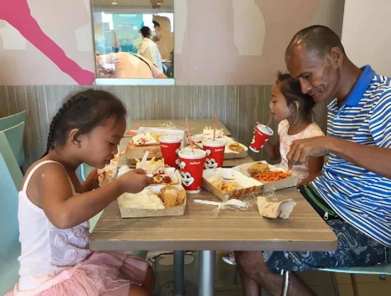 「爸爸不餓」…單親父「買炸雞給2女兒吃」寧願自己挨餓　速食店決定「出手改變他的生活」結局好暖