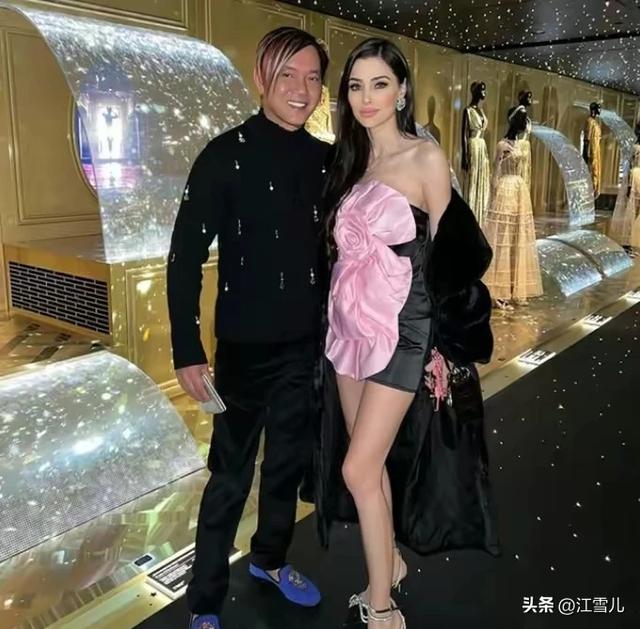 神秘富豪洪永時現身香港豪車展，殺馬特髮型！4個美女老婆跟隨！