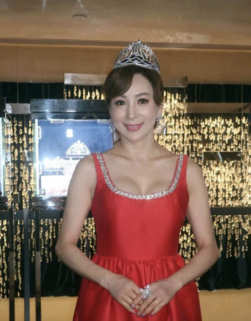 嫁豪門夢滅！ 獨自「撫養3個兒子」 富商前夫不出贍養費，59歲 「公開新戀情」坦言：不婚只尋伴