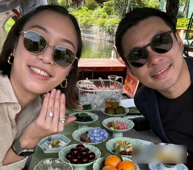 霍震霆小兒子婚期曝光!為未婚妻慶生見端倪,家人見證下求婚成功