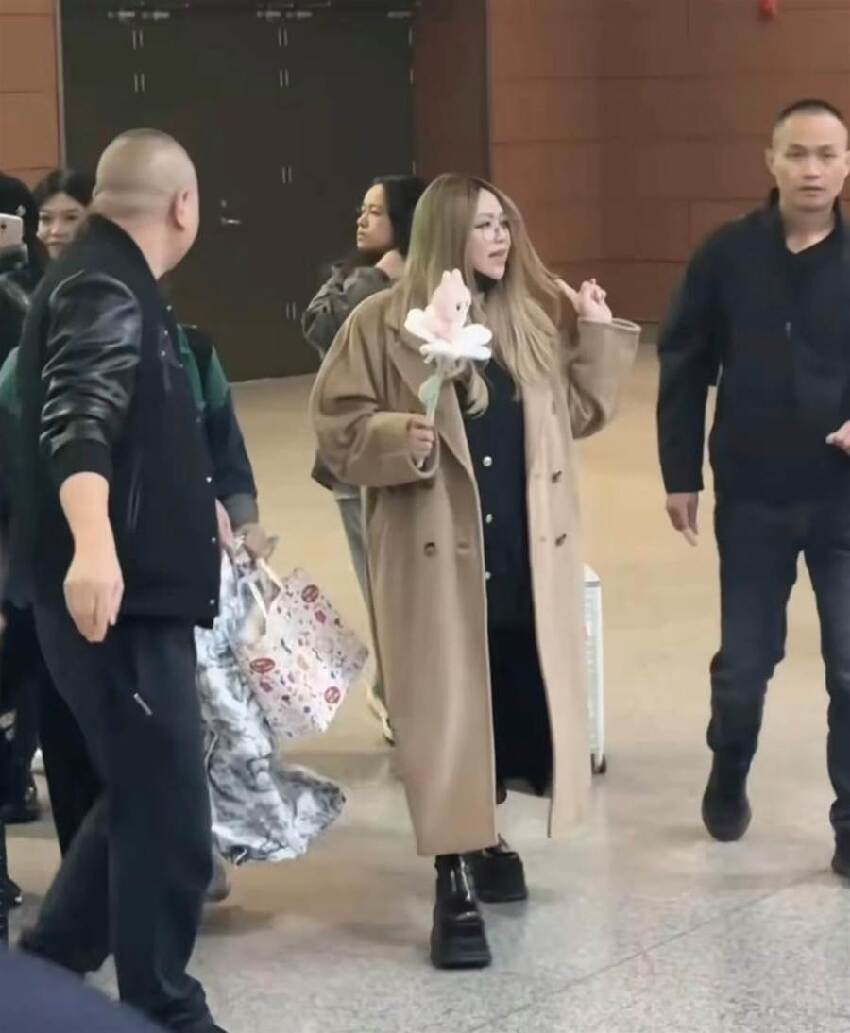 52歲張惠妹瘦了!現身機場「大圓臉變尖下巴」,戴眼鏡美出新高度網驚:認不出了