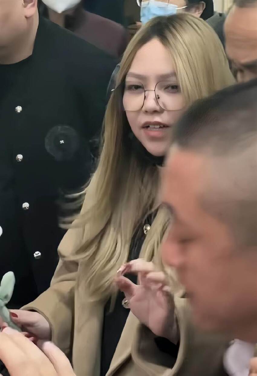 52歲張惠妹瘦了!現身機場「大圓臉變尖下巴」,戴眼鏡美出新高度網驚:認不出了