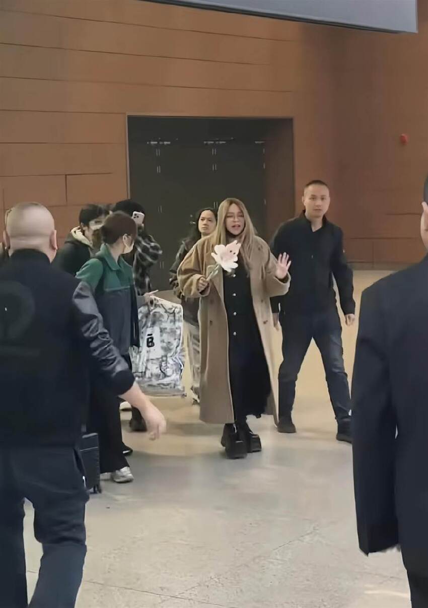 52歲張惠妹瘦了!現身機場「大圓臉變尖下巴」,戴眼鏡美出新高度網驚:認不出了