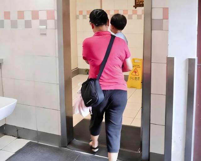 「女衛生間」事情的不堪入目,揭開了多少家庭「病態」的面目