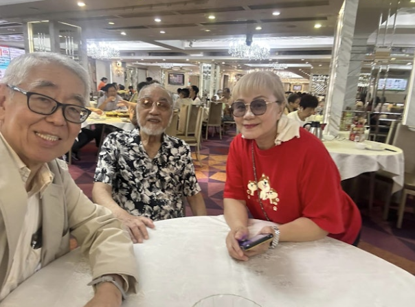 82歲盧海鵬生活艱難，右眼失明腿有傷，子女不在身邊多得友人相伴