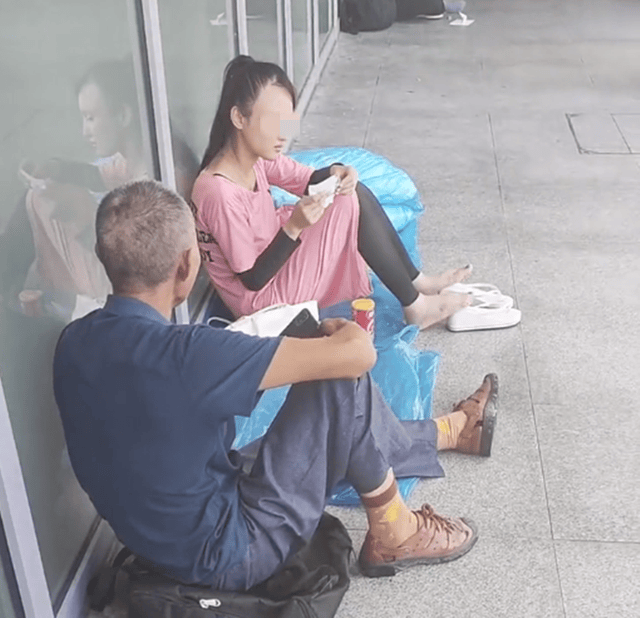 廣東一女孩沒錢餓著肚子，大爺買東西給她吃，等吃完后讓女孩付錢