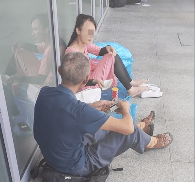 廣東一女孩沒錢餓著肚子，大爺買東西給她吃，等吃完后讓女孩付錢