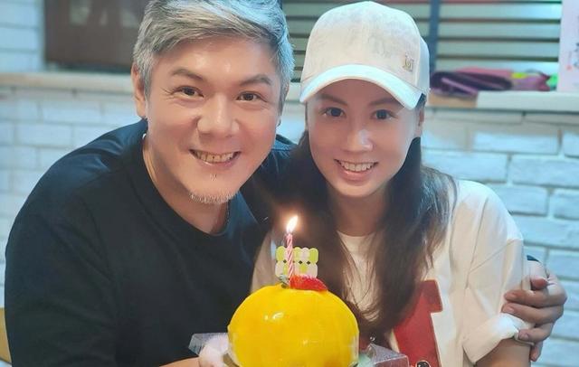 香港男星患直腸癌三期，拒絕化療開始電療，牙齒髮黑疑吸煙過多
