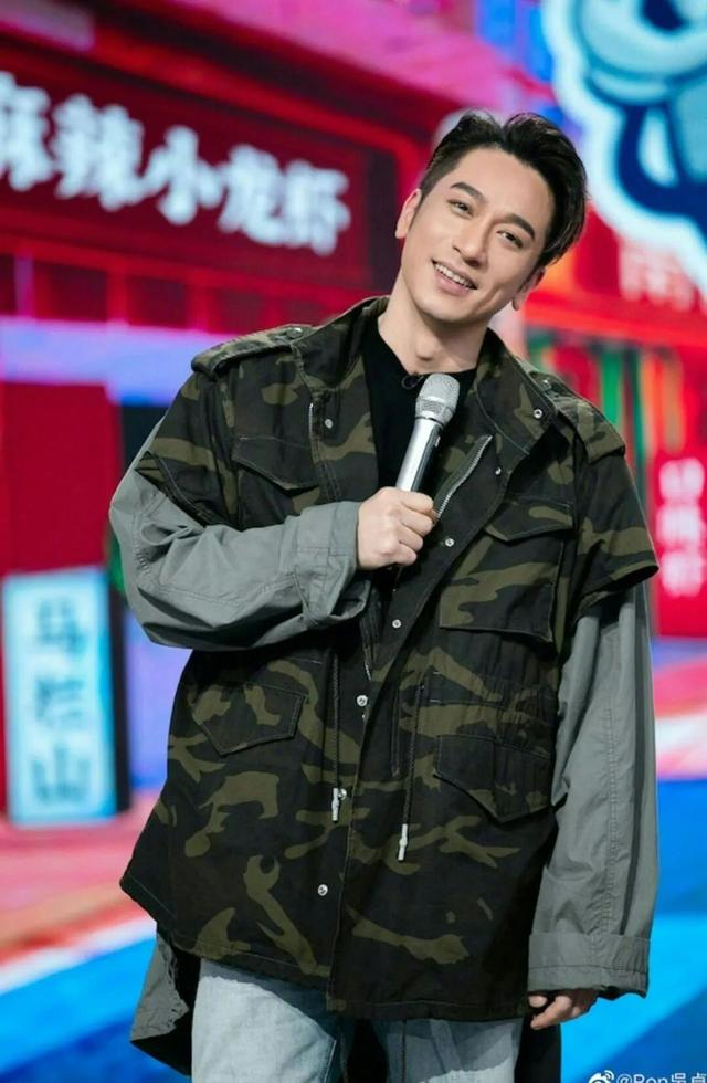TVB前小生身家半億，素顏看演唱會狀態疲憊，被指狀態不及林曉峰