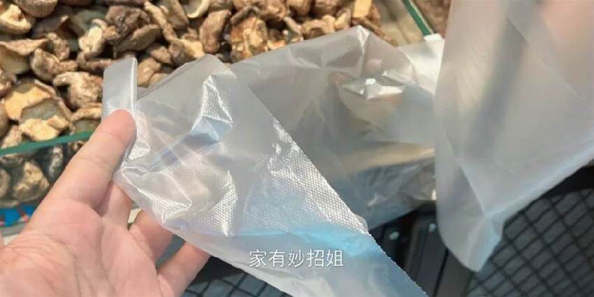 超市的白色塑料袋為啥免費？很多人當寶扯回家了，勸你別佔便宜了