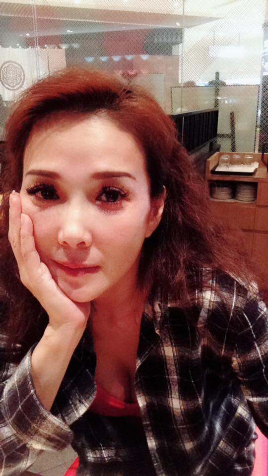 當她面娶別人！丁國琳心寒「獨自扶養女兒」險撐不下去　「男星霸氣擲百萬」她含淚致謝：一輩子欠他