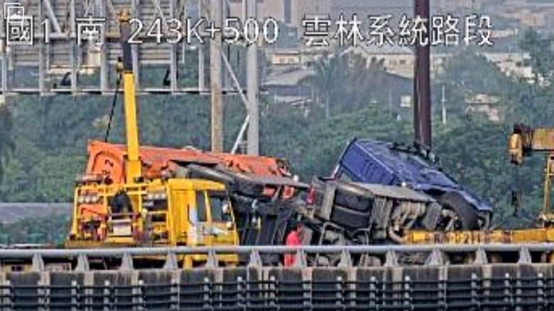 快訊/救我老公！國1南向雲林段砂石車翻傷亡不明，她驚收同位置「SOS簡訊」