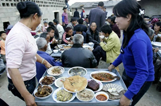 老公每天上班前「婆婆都會跟他要1000塊」，等老公一出門「她就立刻轉手塞給我」！ 我一直很納悶「直到老公一次員工旅遊」我淚崩醒悟：婆婆在為我鋪後路...