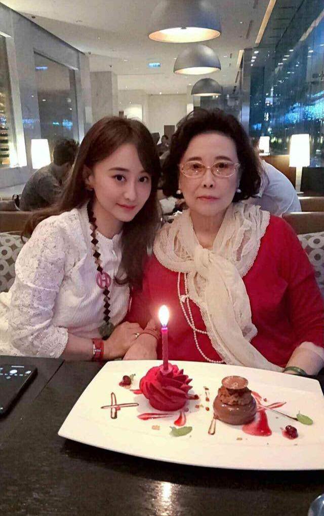 瓊瑤等她4年，9歲入行，19歲爆紅，37歲嫁地產富豪，50歲還猶如少女！