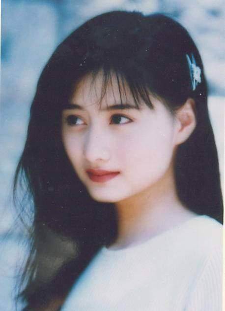 瓊瑤等她4年，9歲入行，19歲爆紅，37歲嫁地產富豪，50歲還猶如少女！