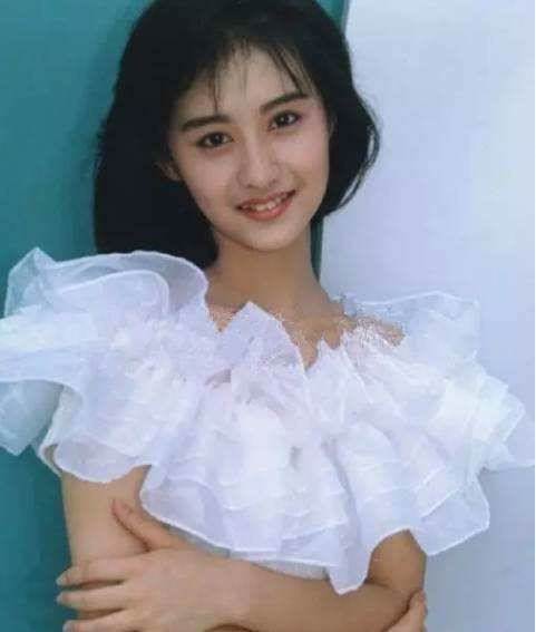瓊瑤等她4年，9歲入行，19歲爆紅，37歲嫁地產富豪，50歲還猶如少女！