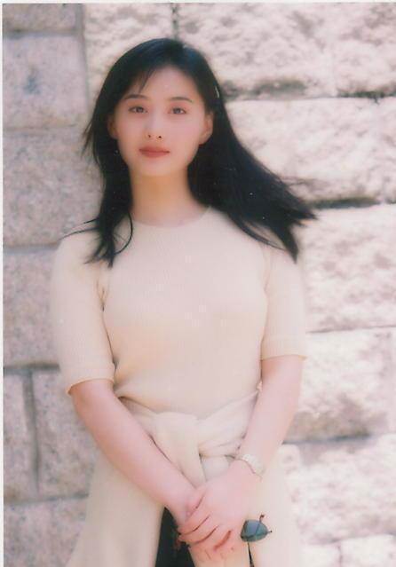 瓊瑤等她4年，9歲入行，19歲爆紅，37歲嫁地產富豪，50歲還猶如少女！