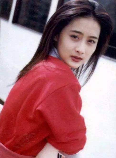 瓊瑤等她4年，9歲入行，19歲爆紅，37歲嫁地產富豪，50歲還猶如少女！