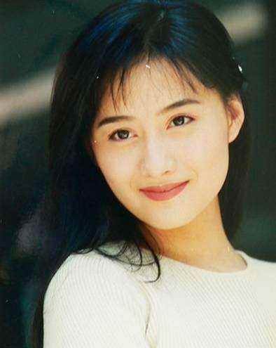瓊瑤等她4年，9歲入行，19歲爆紅，37歲嫁地產富豪，50歲還猶如少女！