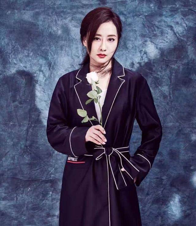 瓊瑤等她4年，9歲入行，19歲爆紅，37歲嫁地產富豪，50歲還猶如少女！
