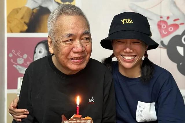 49歲香港女星送別87歲老父親，感恩能陪伴他走過人生最後一段路