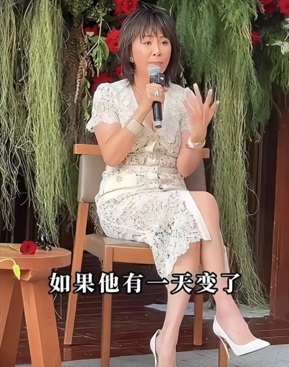 59歲劉嘉玲穿黑色透視裝曬完美身材，稱不想被梁朝偉管：一管就散，千萬不要管我