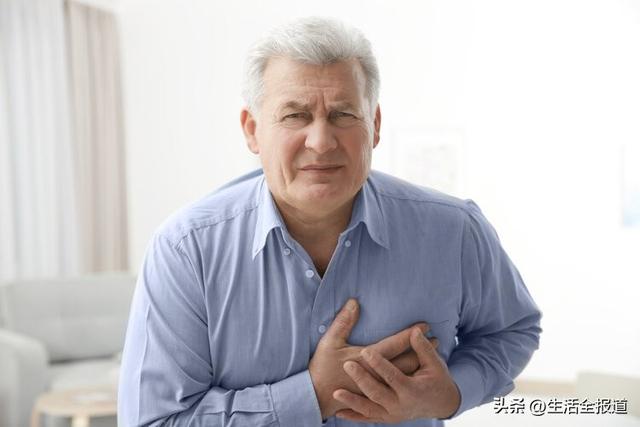 68歲男子睡夢中離世！死因曝光「睡前喝水惹禍」　醫生警告：再口渴也不要喝這3種水