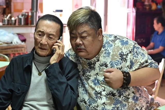 謝賢街頭狀態曝光，缺席謝霆鋒演唱會後首現身，坐輪椅仍不忘耍帥