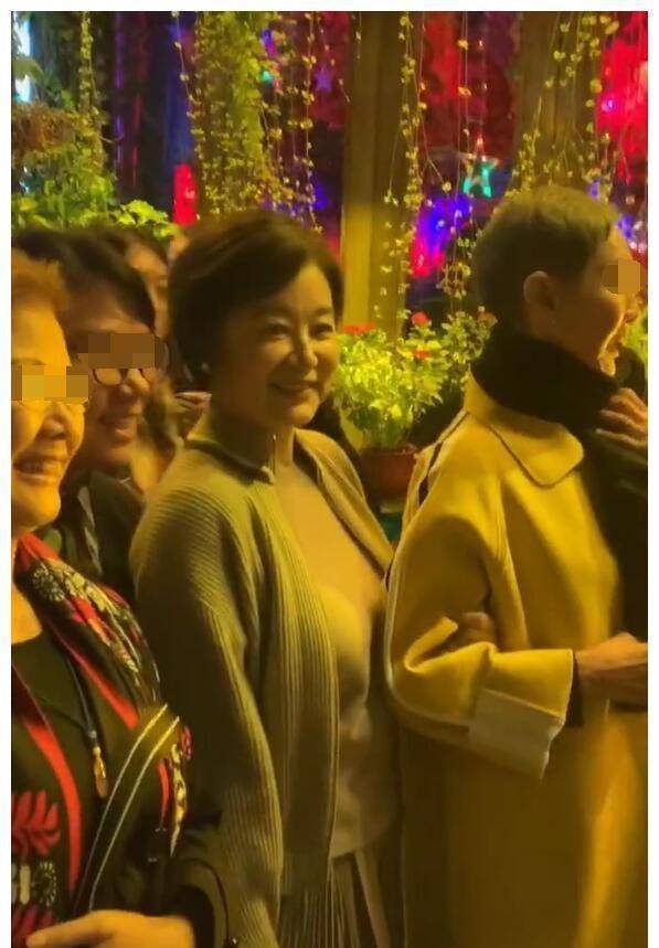 林青霞坦然接受衰老，不整容不修圖，臉上有真實皺紋也還是漂亮！