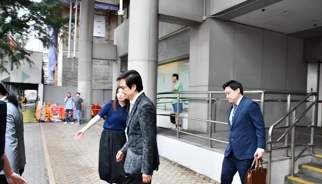 黃百鳴涉內幕交易案開庭,現身法院全程沉默,曾陪妻子抗癌16年