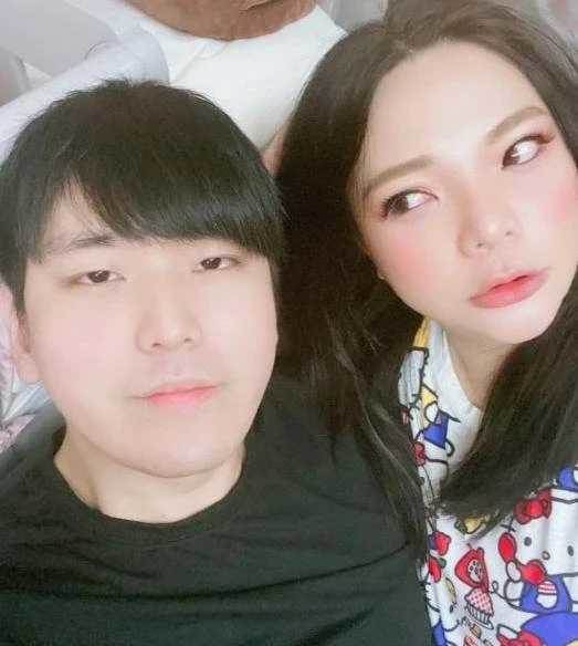 閃婚2年就動手！小13歲老公被問「為何要娶小甜甜」　他想也不想「講出真心話」親友傻眼：有夠可憐