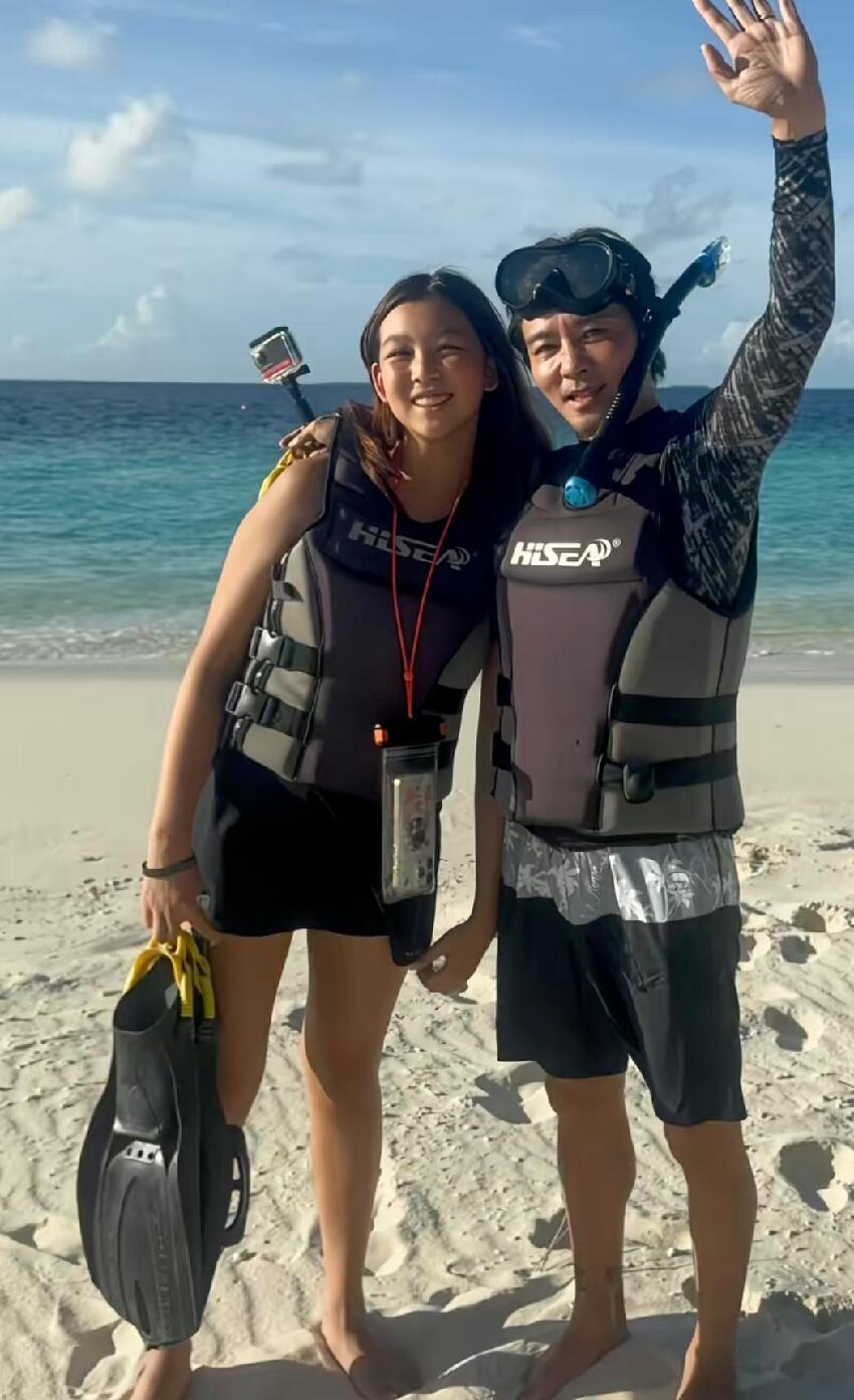 蔡少芬一家5口海島游,15歲女兒美身高170,張晉親吻女兒過於親密