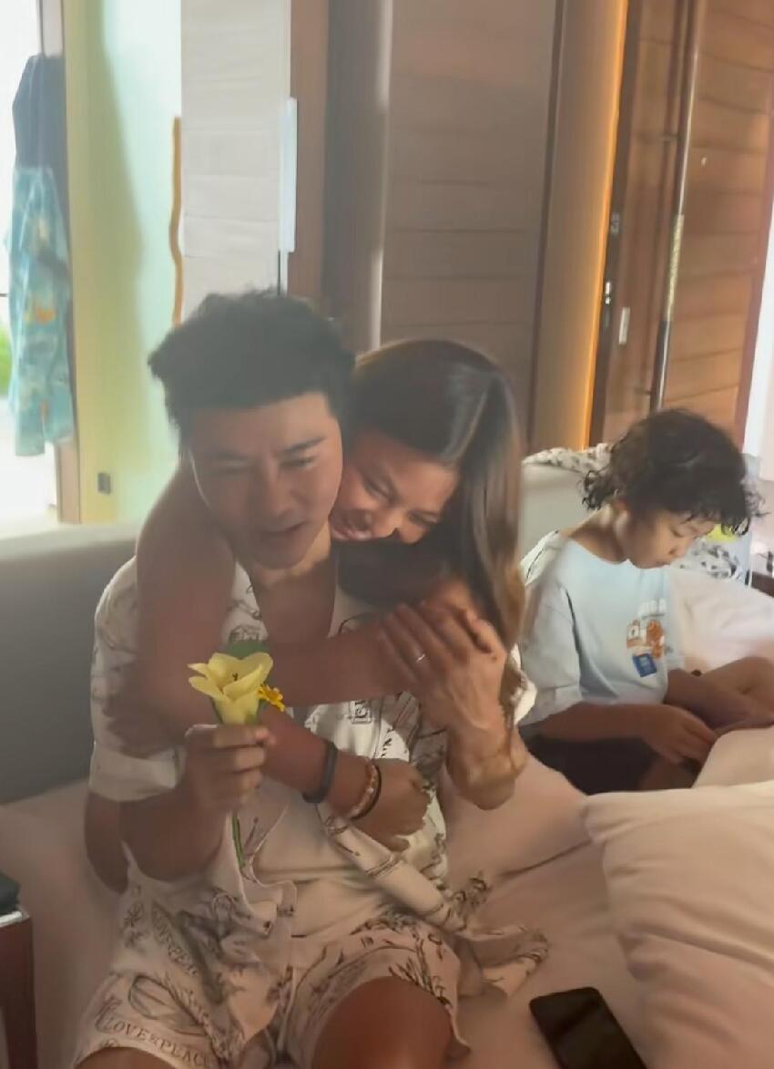 蔡少芬一家5口海島游,15歲女兒美身高170,張晉親吻女兒過於親密