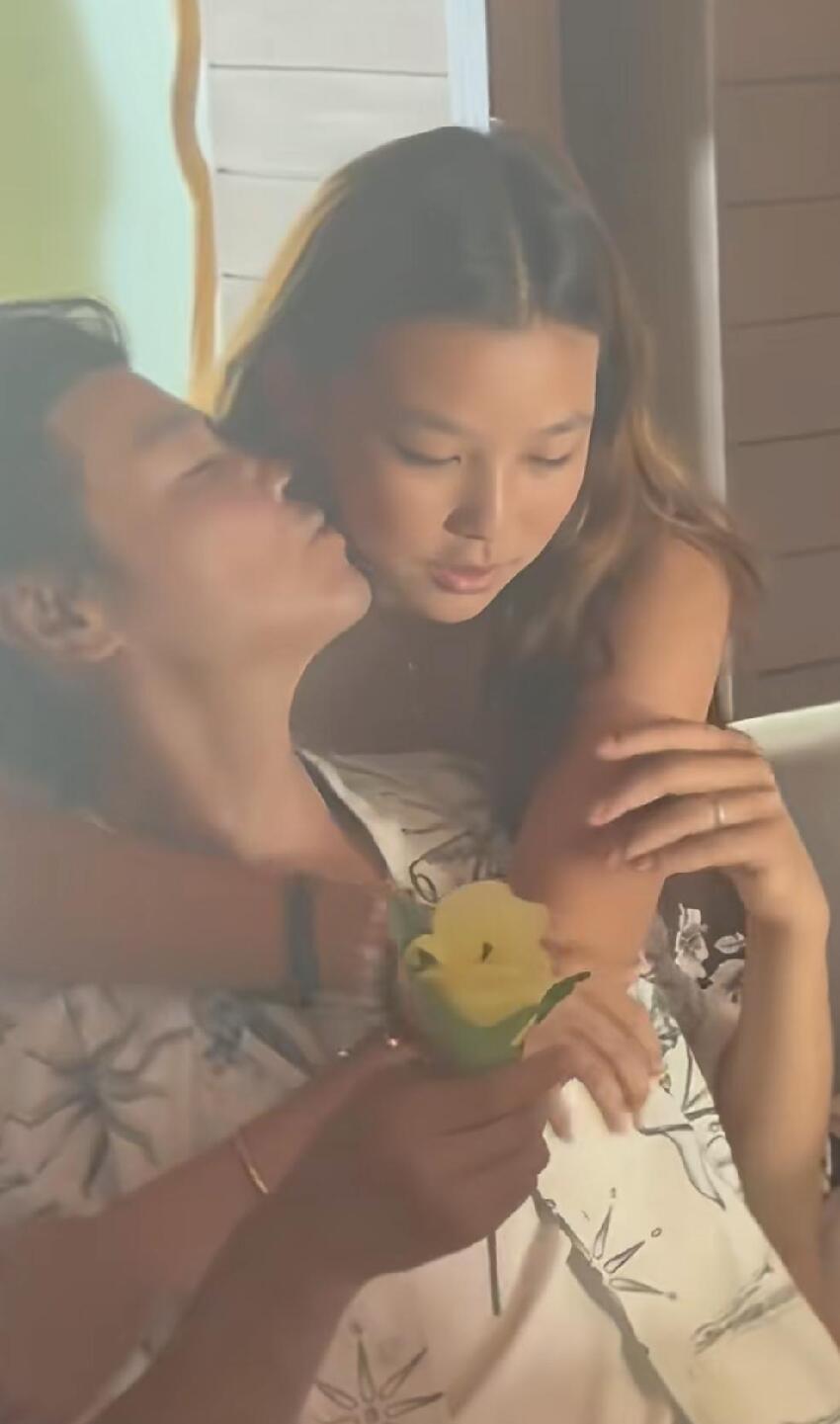 蔡少芬一家5口海島游,15歲女兒美身高170,張晉親吻女兒過於親密