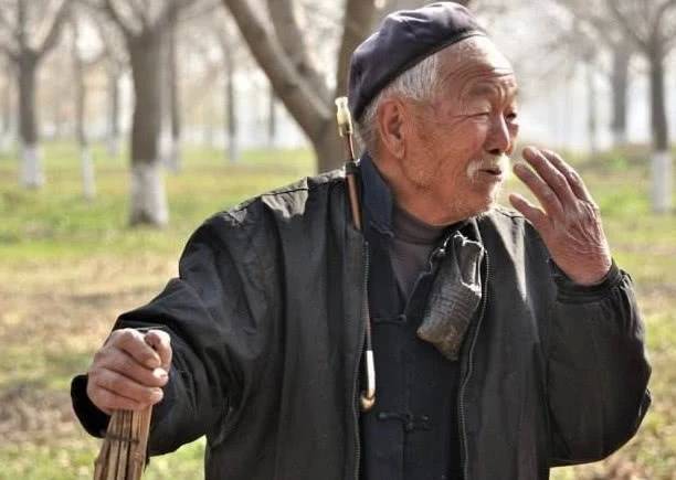 父親扮乞丐回老家,五個子女僅一人去接,當晚父親走了,沒接的傻了