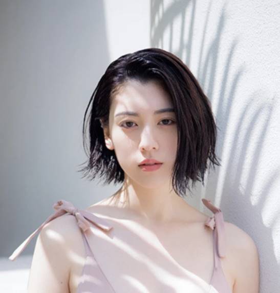 新生純慾女神！《今際》三吉彩花「冷豔絕美臉蛋」爆紅　曾是周董MV主角「19歲剪掉長髮」清純氛圍大轉型