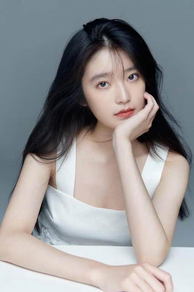 林青霞女兒終於長大，顏值如同母親復制，網友：不枉費等這麼多年