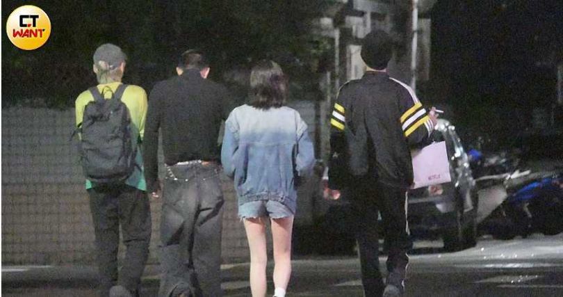 床戰柯震東爆紅！女星「酒吧夜會毛帽男」打包回家　曖昧舉動曝光