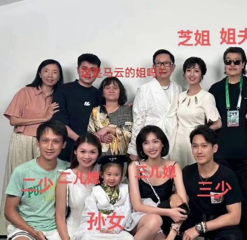 趙雅芝三子黃愷傑疑結婚!攜美女看媽媽演唱會,身材高挑還是演員