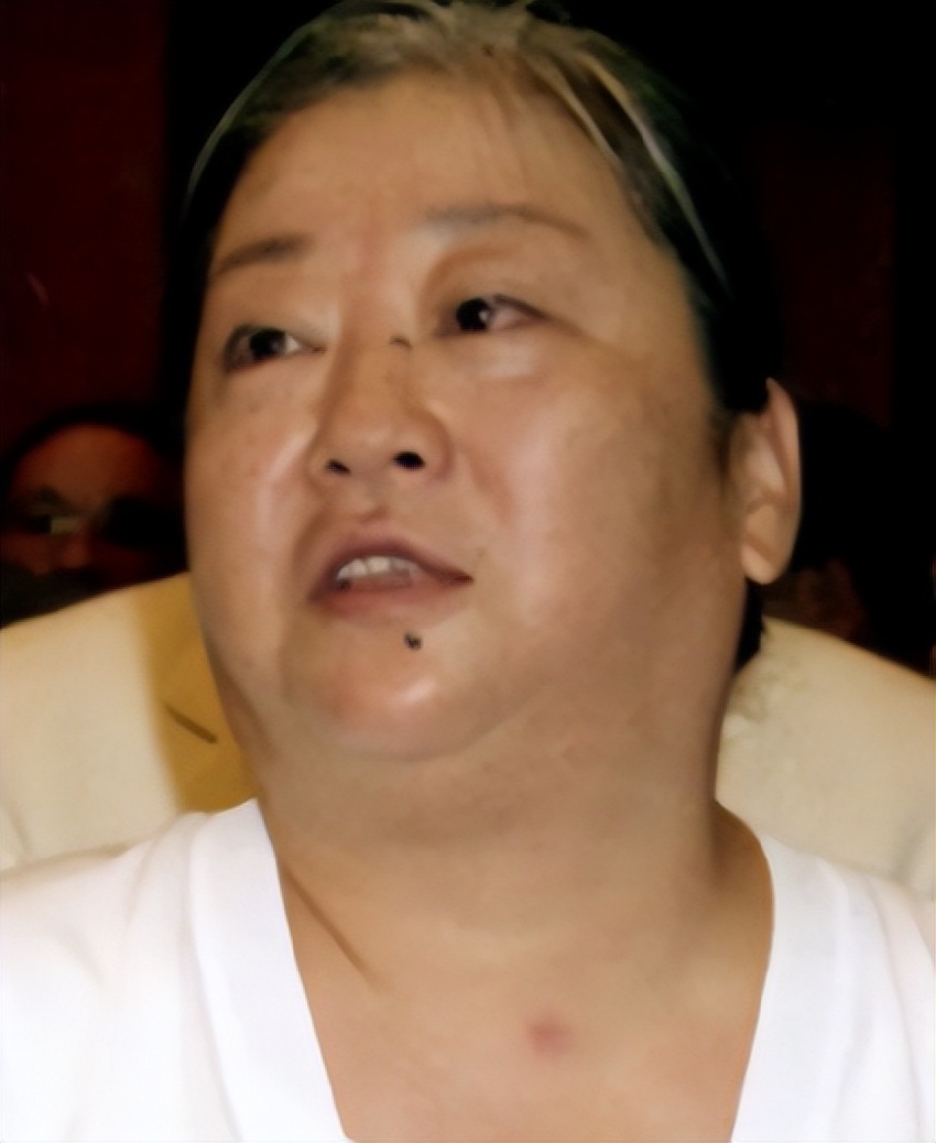 狠母親手下藥！她14歲「被送上導演的床」拍成人寫真　如今「親自了結媽媽」解脫了